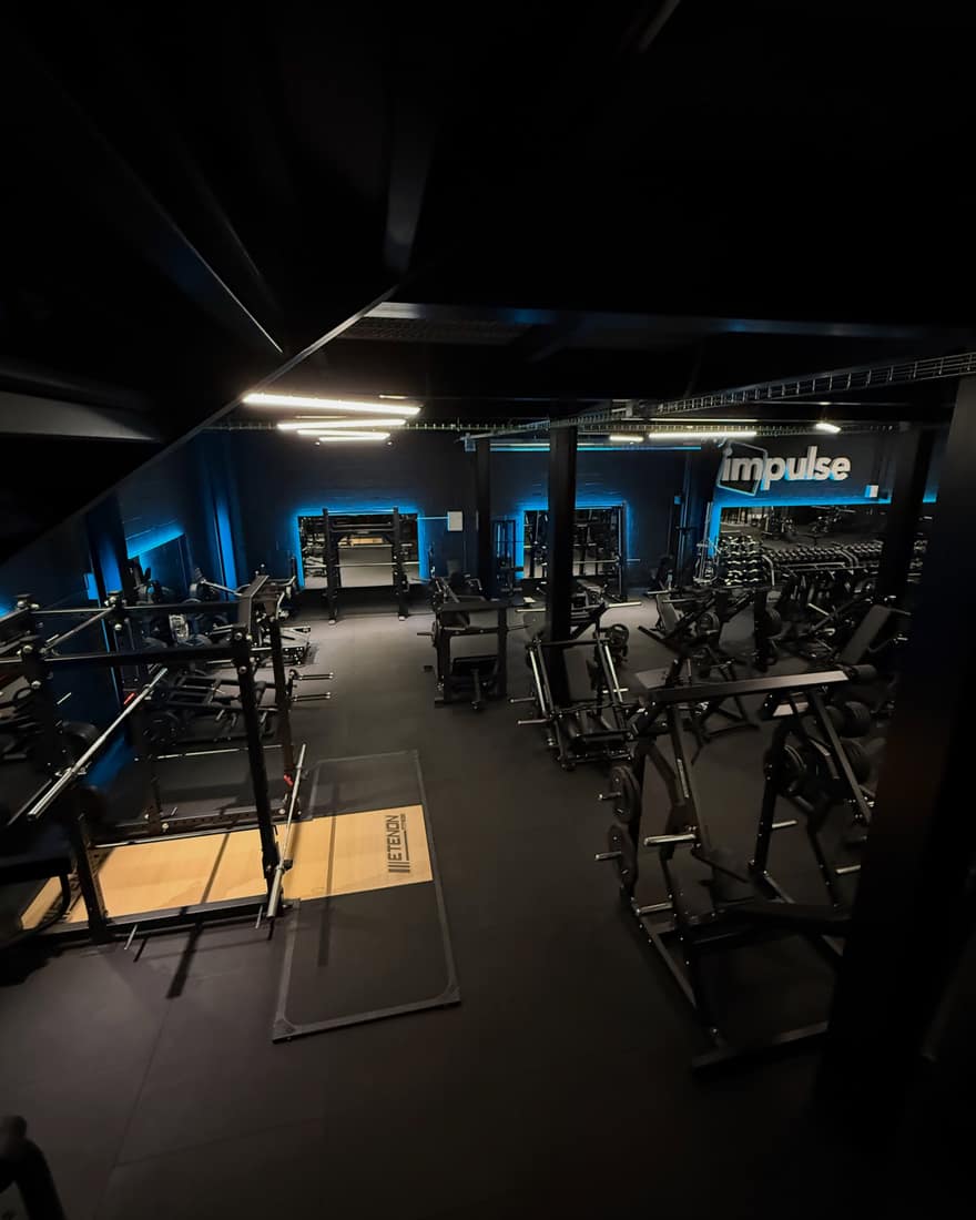 Rack de potencia y plataforma de peso libre de Impulse Fitness Club