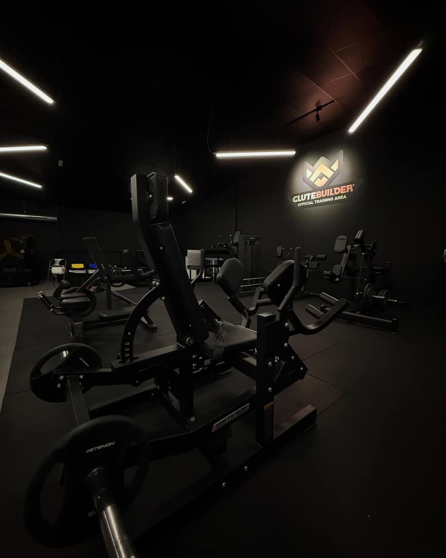Zona de glúteo y máquinas guiadas de Impulse Fitness Club